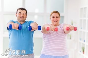 人,運動,室內,白人,肥胖_476586368_Fat couple exercising with dumbbells and looking at the camera._創(chuàng)意圖片_Getty Images China