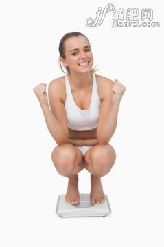 白人,影棚拍攝,白色背景,健康的,重量_gic9736648_Young woman crouching on a scales smiling contently at camera_創(chuàng)意圖片_Getty Images China