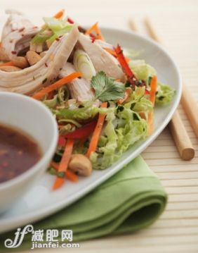 裝飾物,食品,餐具,影棚拍攝,室內_86015696_Asian Chicken Salad_創(chuàng)意圖片_Getty Images China