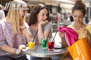 購(gòu)物,攝影,2015年,_568875253_Three girls talking at a cafe_創(chuàng)意圖片_Getty Images China 購(gòu)物,攝影,2015年,_568875253_Three girls talking at a cafe_創(chuàng)意圖片_Getty Images China