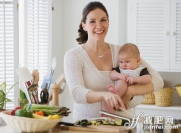 主題,健康生活方式,概念,飲食,健康食物_75651249_Mother holding baby and cooking_創(chuàng)意圖片_Getty Images China