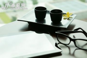 商務(wù),室內(nèi),眼鏡,咖啡館,白晝_165052452_Digital tablet on table with glasses and tea_創(chuàng)意圖片_Getty Images China 商務(wù),室內(nèi),眼鏡,咖啡館,白晝_165052452_Digital tablet on table with glasses and tea_創(chuàng)意圖片_Getty Images China