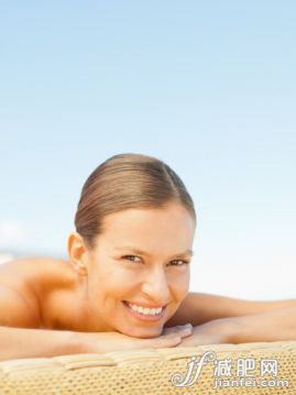 人,桌子,自然,度假,戶外_483635097_Woman lying down on a massage table_創(chuàng)意圖片_Getty Images China 人,桌子,自然,度假,戶外_483635097_Woman lying down on a massage table_創(chuàng)意圖片_Getty Images China