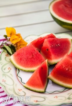 紅色,水果,瓜,西瓜,攝影_562544111_Cut watermelon on plate_創(chuàng)意圖片_Getty Images China