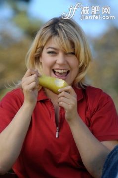動植物油,人,生活方式,戶外,頭發(fā)_143728149_Chubby blond woman eating pear_創(chuàng)意圖片_Getty Images China