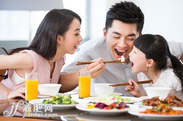 年輕雙親,午餐,喂養(yǎng),張著嘴,飲食_88ad4c472_一家人用餐_創(chuàng)意圖片_Getty Images China