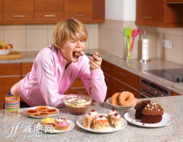廚房,人,休閑裝,甜食,室內(nèi)_136997843_Bulimic binge eating_創(chuàng)意圖片_Getty Images China