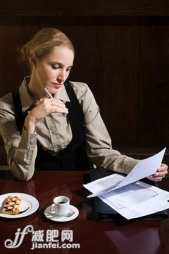 人,圖像,桌子,商務(wù),室內(nèi)_79306821_Woman working in cafe_創(chuàng)意圖片_Getty Images China
