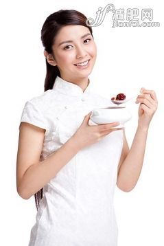 健康食物,粥,吃,旗袍,美_a4c4f9205_古典美女與紅棗粥_創(chuàng)意圖片_Getty Images China 健康食物,粥,吃,旗袍,美_a4c4f9205_古典美女與紅棗粥_創(chuàng)意圖片_Getty Images China
