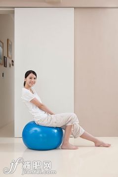 健身球,健康生活方式,家庭生活,住宅房間,坐_gic3779920_年輕女子和健身球_創(chuàng)意圖片_Getty Images China 健身球,健康生活方式,家庭生活,住宅房間,坐_gic3779920_年輕女子和健身球_創(chuàng)意圖片_Getty Images China