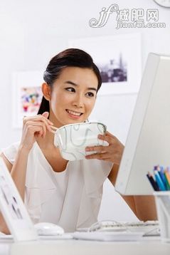 室內(nèi),商務,攝影,人,工作_gic5896799_東方商務女孩吃飯_創(chuàng)意圖片_Getty Images China