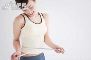 20到24歲,身體關(guān)注,瘦身,健康生活方式,測量_gic7016143_Woman measuring her waist_創(chuàng)意圖片_Getty Images China 20到24歲,身體關(guān)注,瘦身,健康生活方式,測量_gic7016143_Woman measuring her waist_創(chuàng)意圖片_Getty Images China