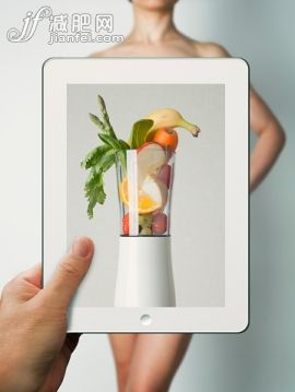 人,影棚拍攝,中間部分,45到49歲,手_534675601_Vegetables and fruits in mixer on tablet, and body_創(chuàng)意圖片_Getty Images China