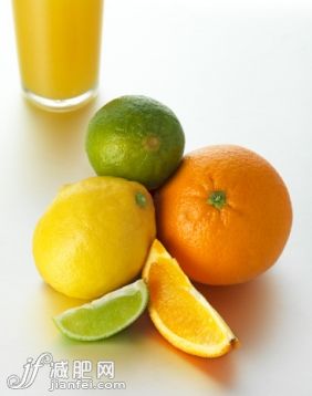 影棚拍攝,果汁,酸橙,切片食物,水果_142737879_Fresh citrus fruits and juice_創(chuàng)意圖片_Getty Images China