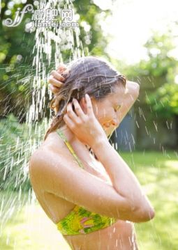 攝影,人,淋浴,比基尼,度假_513175917_Young woman in bikini under outdoor shower_創(chuàng)意圖片_Getty Images China