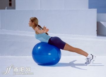 人,短褲,生活方式,戶外,運動鞋_145063945_Woman lying on fitness ball doing stretching exercise, arms out to side, side view_創(chuàng)意圖片_Getty Images China