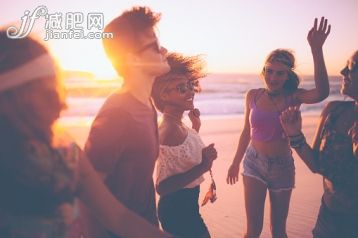 太陽,人,度假,戶外,太陽鏡_474339796_Mixed race group of friends dancing together at a beachparty_創(chuàng)意圖片_Getty Images China