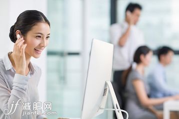 女商人,計(jì)算機(jī),藍(lán)牙,耳麥,視頻會(huì)議_d4c9c6403_年輕商務(wù)女士戴著藍(lán)牙耳機(jī)工作_創(chuàng)意圖片_Getty Images China