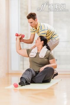 人,生活方式,室內(nèi),砝碼,白人_475445740_Personal trainer assisting woman with weightlifting._創(chuàng)意圖片_Getty Images China 人,生活方式,室內(nèi),砝碼,白人_475445740_Personal trainer assisting woman with weightlifting._創(chuàng)意圖片_Getty Images China
