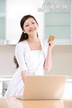 信用卡,筆記本電腦,連衣裙,家庭生活,住宅房間_gic3616381_年輕女子網(wǎng)上購(gòu)物_創(chuàng)意圖片_Getty Images China