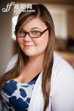 人,室內(nèi),眼鏡,直發(fā),長(zhǎng)發(fā)_129907294_Teen girl wearing glasses, portrait_創(chuàng)意圖片_Getty Images China