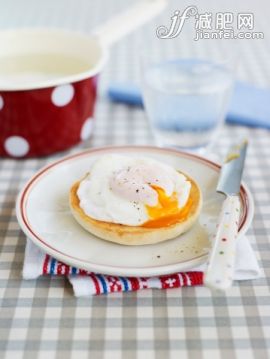 刀,食品,桌子,影棚拍攝,室內(nèi)_505324029_Poached egg on muffin_創(chuàng)意圖片_Getty Images China