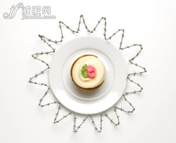 食品,攝影,不健康食物,紙托蛋糕,甜食_506219295_Cup Cake with Barbwire_創(chuàng)意圖片_Getty Images China