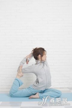 人,活動,衣服,飲食,建筑結(jié)構(gòu)_122691591_Young woman stretching_創(chuàng)意圖片_Getty Images China