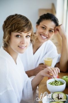 人,飲料,浴衣,飲食,室內(nèi)_83989674_Women Eating_創(chuàng)意圖片_Getty Images China 人,飲料,浴衣,飲食,室內(nèi)_83989674_Women Eating_創(chuàng)意圖片_Getty Images China