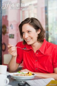 人,食品,城市,室內(nèi),25歲到29歲_482913337_ Kirstin mobile coffee paper0020_創(chuàng)意圖片_Getty Images China