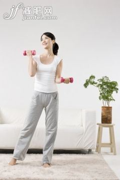 人,衣服,鍛煉,沙發(fā),地毯_gic5373533_Young woman doing yoga_創(chuàng)意圖片_Getty Images China