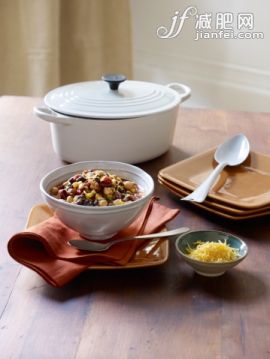 飲食,桌子,室內(nèi),餐巾,湯匙_136944258_Beans and cheese_創(chuàng)意圖片_Getty Images China