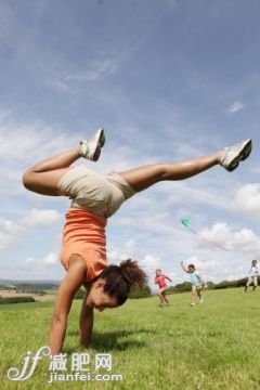 人,休閑裝,短褲,度假,戶外_491901617_Family playing in field, mum doing handstand_創(chuàng)意圖片_Getty Images China