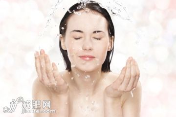 人,干凈,影棚拍攝,棕色頭發(fā),白人_113812462_Young woman washing her face with cold water_創(chuàng)意圖片_Getty Images China