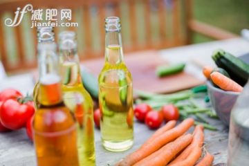 飲食,飲料,食品,桌子,瓶子_493208739_Beverages And Vegetable on Garden Table_創(chuàng)意圖片_Getty Images China 飲食,飲料,食品,桌子,瓶子_493208739_Beverages And Vegetable on Garden Table_創(chuàng)意圖片_Getty Images China
