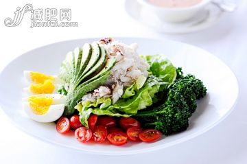 飲食,食品,桌子,海產(chǎn),商務(wù)_558962151_Crab louie salad on restaurant table_創(chuàng)意圖片_Getty Images China