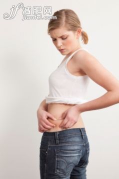 人,影棚拍攝,生活方式,室內(nèi),健康生活方式_89771090_Woman pinching skin on her midriff_創(chuàng)意圖片_Getty Images China