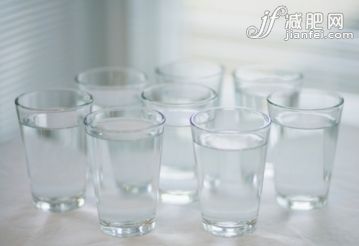 干凈,桌子,室內(nèi),透明,并排_(tái)200549653-001_Eight glasses of water side by side_創(chuàng)意圖片_Getty Images China 干凈,桌子,室內(nèi),透明,并排_(tái)200549653-001_Eight glasses of water side by side_創(chuàng)意圖片_Getty Images China