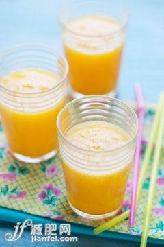 飲食,餐盤,影棚拍攝,果汁,吸管_152831762_Three smoothies of mango, orange, passion fruit_創(chuàng)意圖片_Getty Images China