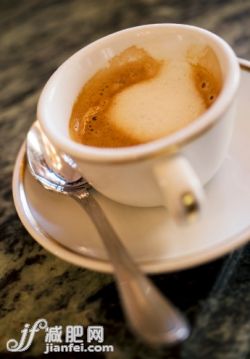 飲食,攝影,咖啡文化,_512932845_Cup of coffee on a bar in Italy_創(chuàng)意圖片_Getty Images China