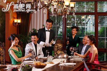 室內(nèi),中國文化,人,葡萄酒,美_c6a891fb6_東方人聚會吃飯_創(chuàng)意圖片_Getty Images China