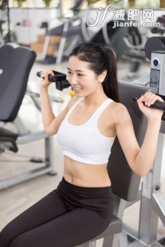 健身房,健康,健康的,訓(xùn)練,運(yùn)動(dòng)_2b9efeeff_年輕女孩在健身館健身_創(chuàng)意圖片_Getty Images China