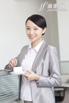 女商人,20到24歲,美女,攝影,表現(xiàn)積極_f320d7e51_商務(wù)女士喝咖啡_創(chuàng)意圖片_Getty Images China