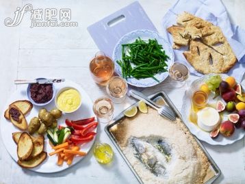 飲食,飲料,食品,海產,室內_562483547_Provencal dinner, including crudites and dips, loup de mer en croute de sel (fish in salt crust), haricots verts en persillade (green beans), brousse au miel de romarin (fresh cheese), fruit, fougasse (bread)_創(chuàng)意圖片_Getty Images China 飲食,飲料,食品,海產,室內_562483547_Provencal dinner, including crudites and dips, loup de mer en croute de sel (fish in salt crust), haricots verts en persillade (green beans), brousse au miel de romarin (fresh cheese), fruit, fougasse (bread)_創(chuàng)意圖片_Getty Images China