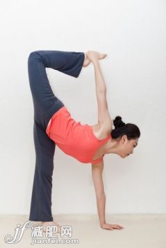 黑發(fā),白色背景,中國(guó)文化,健康生活方式,運(yùn)動(dòng)_1502afffc_東方年輕女性瑜珈_創(chuàng)意圖片_Getty Images China