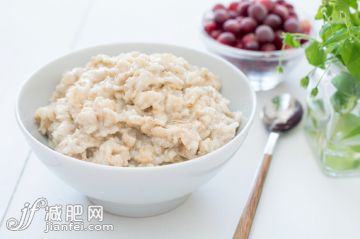 廚房,自然,碗,吃,紅色_568138593_Oatmeal porridge in bowl_創(chuàng)意圖片_Getty Images China