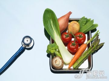 食品,餐盤,自然,健康保健,影棚拍攝_565785951_Stethoscope beside tray of fresh vegetables_創(chuàng)意圖片_Getty Images China