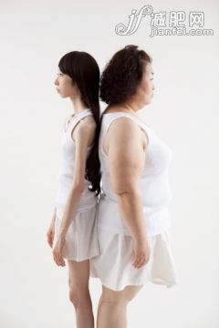 人,生活方式,影棚拍攝,四分之三身長,20到24歲_137510535_asian women back to back against a white backgroun_創(chuàng)意圖片_Getty Images China