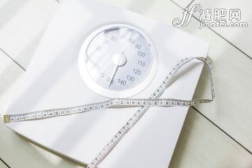 測(cè)量工具,數(shù)字,室內(nèi),地板,卷尺_(dá)511589299_Bathroom Scale And Measuring Tape_創(chuàng)意圖片_Getty Images China