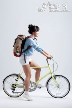 休閑裝,微笑,笑臉,衣服,外衣_gic8240747_a backpacker girl on a bicycle_創(chuàng)意圖片_Getty Images China